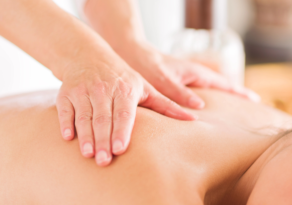 Rückenmassage mit duftendem Aromaöl